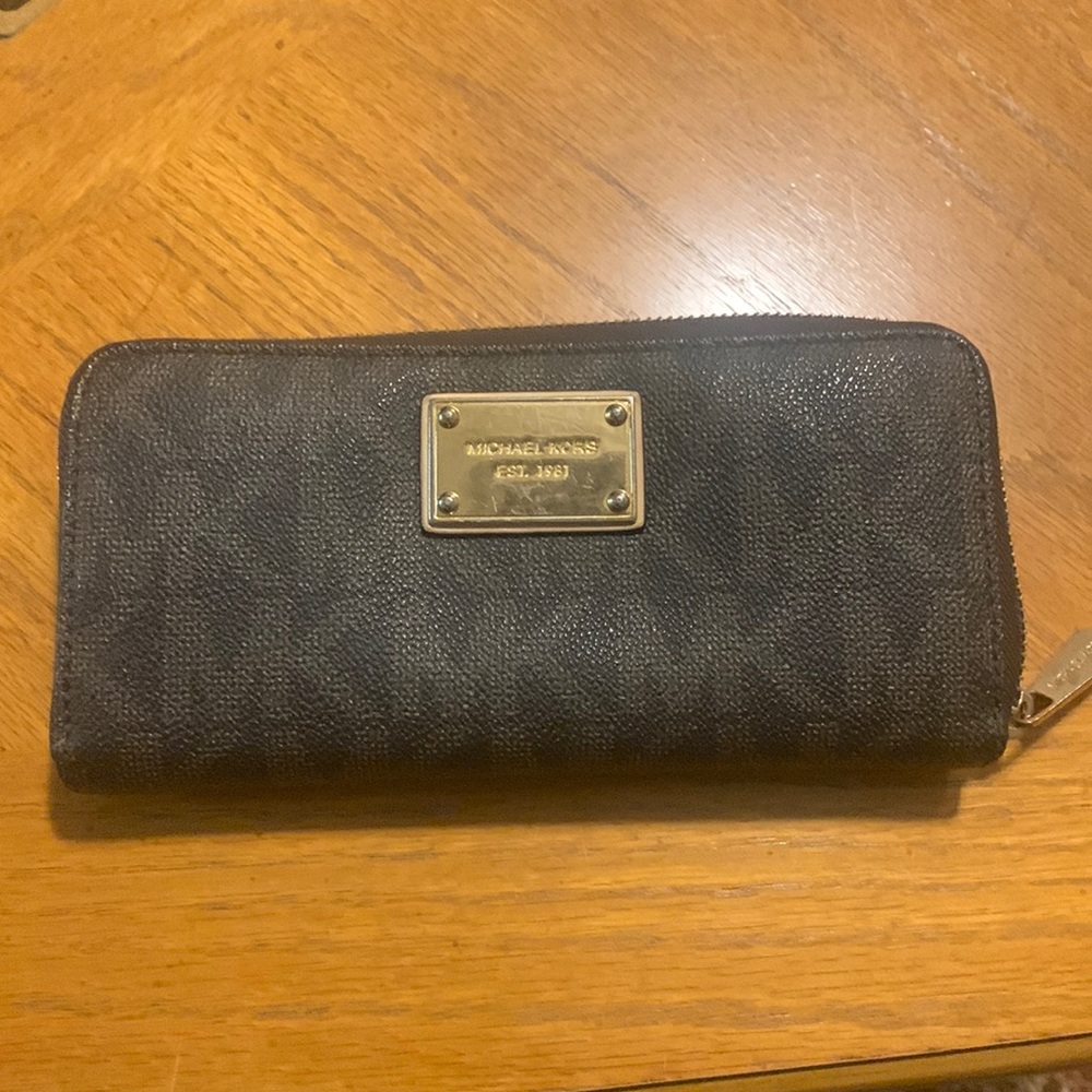 Micheal kors wallet. Good used condition (authentic)